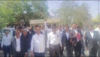 बांसवाड़ा: बांसवाड़ा शहर के कलेक्ट्रेट परिसर में अधिवक्ताओं ने एडीजे परीक्षा में अनियमितता को लेकर न्यायिक कार्य का बहिष्कार किया