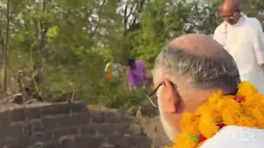 सिरोंज: वार्ड नंबर-17 में जल गंगा संवर्धन अभियान के तहत विधायक उमाकांत शर्मा व भाजपा कार्यकर्ताओं ने की साफ-सफाई