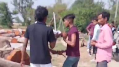 बस्ती: मटेरा गांव के पास चार युवकों ने एक युवक को जमकर पीटा, युवक के हाथ में दिख रहा अवैध तमंचा