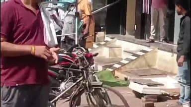 सागर नगर: कटरा बाजार में नगर निगम और पुलिस की संयुक्त कार्रवाई, अतिक्रमण हटाया गया, तीन ठेलियाँ ज़ब्त