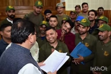 देहरादून: सीएम धामी ने सीएम आवास में विभिन्न क्षेत्रों से आए लोगों की समस्याओं को सुना