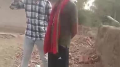 नईगढ़ी: नईगढ़ी थाना क्षेत्र के बधवा भाईबाट गांव में ग्रामीणों ने अवैध शराब की पैकारी के लिए ढोई जा रही शराब पकड़ी, वीडियो वायरल