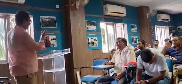 डॉक्टर द्विवेदी वरिष्ठ वैज्ञानिक #उर्वरक विक्रेताओं को भूमि #ऊर्वरकता मे #जैविक #कार्बन के महत्व की जानकारी दे रहे हैं।