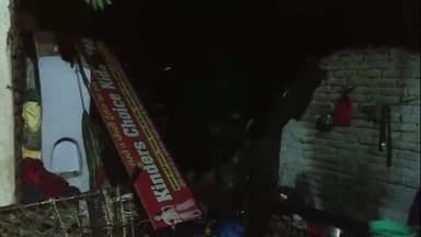 अमरोहा: अमरोहा के मोहल्ला सराय गुजरी में बारिश और तूफान से रिक्शा चालक का मकान गिरा, बुजुर्ग दबकर घायल