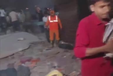 🛑दिल्ली: दयालपुर में भरभरा कर गिरी 4 मंजिला इमारत,इमारत में दबकर 4 लोगों की हुई मौत,कई लोगों के दबे होने के आशंका।