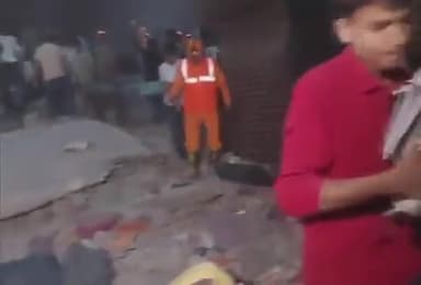#delhi के #dayalpur  में बड़ा हादसा भरभरा कर गिरी 4 मंजिला इमारत में दबकर 4 लोगों की हुई मौत #national #viral #Haryana