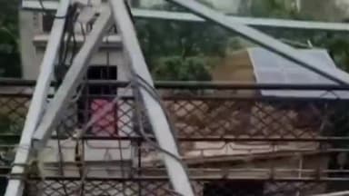 नौगावां सादात: नौगांवा के गांव गजस्थल में तेज आंधी से किसान के सोलर पैनल उड़ गए, 4 लाख 80 हजार का हुआ नुकसान