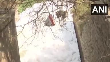#Delhi: A layer of white foam formed on the #Yamuna #River at #KalindiKunj #national #nature #viral #Haryana #Gorakhpur