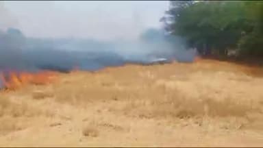 पीपलदा: केशोपुरा गांव के समीप खेत की नौलाइयों में लगी भीषण आग, ग्रामीण कर रहे आग बुझाने का प्रयास