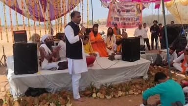 पिछोर: पिछोर विधानसभा क्षेत्र के खनियाधाना में जिला बनाओ संघर्ष समिति के प्रमुख पंजाब सिंह यादव ने 11 लख रुपए दान दिए