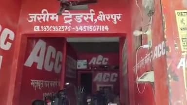 इकौना: वीरपुर चौराहे पर दुकान के बाहर खड़ी कार चोरों ने की चोरी, वारदात सीसीटीवी में कैद