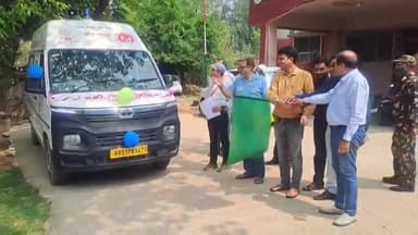 मुंगेर: मुंगेर जिले को मिला फ्रीजर युक्त मोर्चरी वाहन, सिविल सर्जन ने हरी झंडी दिखाकर किया रवाना