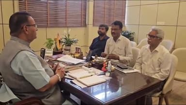 देहरादून: ग्राम्य विकास मंत्री गणेश जोशी ने कैंप कार्यालय में प्रधानमंत्री ग्राम सड़क योजना के विभागीय अधिकारियों के साथ बैठक की