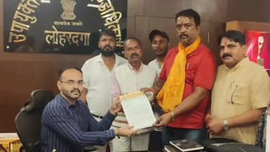 लोहरदगा: VHP के नेतृत्व में निकाला गया पैदल मार्च, समाहरणालय के पास धरना देकर राष्ट्रपति के नाम उपायुक्त को ज्ञापन सौंपा