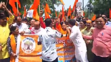 बरेली: डीएम कार्यालय पहुंचकर विश्व हिन्दू परिषद ने पश्चिम बंगाल में हुई हिंसा के विरोध में ममता बनर्जी का पुतला फूंका