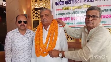 गोरखपुर: कांग्रेस में शामिल हुए इंजीनियर संतोष कुमार मिश्र का गोरखपुर के एक होटल में कार्यकर्ताओं ने माला पहनाकर किया स्वागत