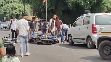 धनौरा: गजरौला में इंदिरा चौक के पास तेज रफ्तार कार ने बाइक सवार युवक को मारी टक्कर, युवक की हालत गंभीर