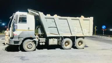 सहाड़ा: कारोई थाना पुलिस ने सफेद पत्थर के अवैध परिवहन के दौरान एक डम्पर को किया ज़ब्त, चालक गिरफ्तार