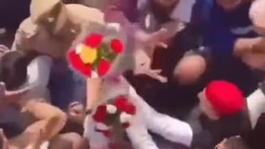 फूलपुुर: शादी समारोह में शामिल होने सहसो पहुंचे सपा प्रमुख अखिलेश यादव