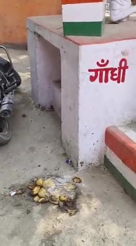 गांधी चौक चेनारी में गांधी जी के सामने इतना कचरा
सब्जी वालो ने किया है ये सब
नगर पंचायत चेनारी 
#स्वच्छ भारत