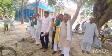 बागपत: फतेहपुर में भाकियू नेता समेत तीन की हत्या के विरोध में भाकियू ने कलेक्ट्रेट पहुंचकर नारेबाजी कर किया प्रदर्शन