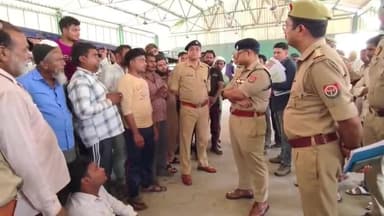 अमरोहा: पुलिस लाइन में एसपी ने अवैध ई-रिक्शा और ऑटो चालकों को दिए आवश्यक दिशा-निर्देश