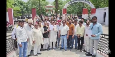 पडरौना: कुशीनगर में ब्राह्मण समाज ने कलेक्ट्रेट पर प्रदर्शन किया, पूर्व विधायक की गिरफ्तारी पर जताया आक्रोश