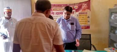बस्ती: DM ने सामुदायिक स्वास्थ्य केन्द्र मरवटिया के अंतर्गत सब सेंटर/आयुष्मान आरोग्य मंदिर, हर्दिया बुजुर्ग का किया निरीक्षण