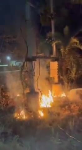 दलौदा: नगरी के सरस्वती शिशु मंदिर के पास विद्युत डीपी में विस्फोट होने के कारण लगी आग