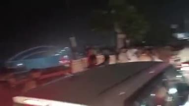 पडरौना: पडरौना शहर में भीषण जाम का कहर, मरीज लेकर एम्बुलेंस घंटों फंसी, सिस्टम पर उठे सवाल, एम्बुलेंस फंसने का वीडियो वायरल