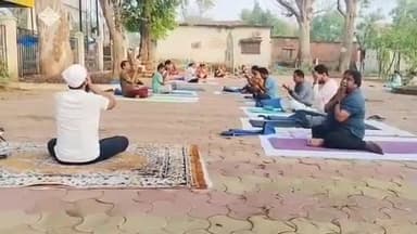 मेदिनीनगर (डालटनगंज): पलामू में निःशुल्क योग शिविर: पवन जगा रहे निरोग रहने का अलख, हर दिन उमड़ती है भीड़