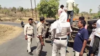 माडा: माडा थाना क्षेत्र में तेज रफ्तार पिकअप वाहन पलटा