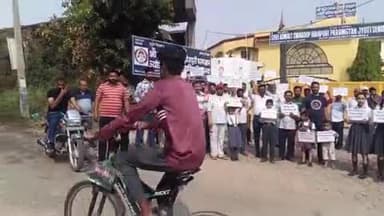 पंचकूला: कोट के स्कूल द्वारा बढ़ाई गई फीस के विरोध में अभिभावकों ने किया प्रदर्शन