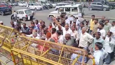 बड़गांव: सीसारमा पंचायत को नगर निगम में शामिल करने के विरोध में ग्रामीणों ने कलेक्ट्रेट पर किया प्रदर्शन, CM के नाम सौंपा ज्ञापन