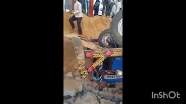 विजयपुर: बरा गांव में अनियंत्रित ट्रैक्टर पलटा, चालक बाल-बाल बचा