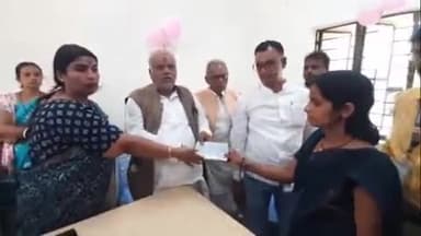 बिहार: मंत्री श्रवण कुमार ने बिहार शरीफ में दो मृतक परिवारों को 20-20 हजार रुपये की सहायता राशि का चेक दिया