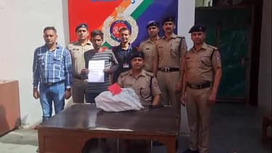 कोल: अलीगढ़ में ट्रेनों में चोरी करने वाले शातिर चोर को RPF ने रेलवे स्टेशन से किया गिरफ्तार, चोरी का माल बरामद किया