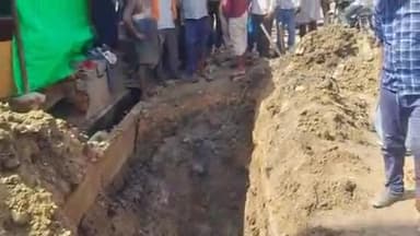 सिराथू: अझुवा में सप्लाई पाइप के लीकेज को ठीक करने गड्ढे में उतरे कर्मचारी मलबे में दबकर घायल