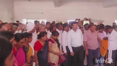 पिपरा: हरिहरगंज और पीपरा के 136 आंगनबाड़ी सेविकाओं को विधायक संजय कुमार ने प्रखंड सभागार में स्मार्टफोन वितरित किए