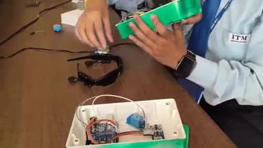 सहजनवा: ITMगीडा के छात्रों ने बनाया हाईटेक सैटेलाइट डिफेंस चश्मा, कमांड व वायरलेस सिस्टम से दुश्मनों को करेगा ढेर