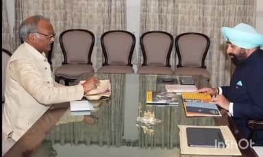 देहरादून: उत्तराखंड संस्कृत विश्वविद्यालय के कुलपति प्रोफेसर दिनेश चंद्र शास्त्री ने राज्यपाल गुरमीत सिंह से की भेंट