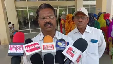 सिरोंज । कुरवाई विधानसभा क्षेत्र के ग्राम बरबटपुरा के सैकड़ो आदिवासी भाई बहनों ने आज जिला मुख्यालय पर सुभाष बोहत एडवोकेट के नेतृत्व में धरना देकर ज्ञापन सोपा ।