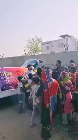 श्री वैदिक फाउंडेशन के द्वारा आयोजित गरीब बस्तियों में वस्त्र वितरण कार्यक्रम में सम्मलित हुए।#gwalior #bhaskar#viral