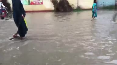 बेगूसराय, भगवानपुर प्रखंड के बनवारीपुर का वीडियो तेजी से वायरल हो रहा है जहां बारिश के कारण जलजमाव मुसीबत बनी है।