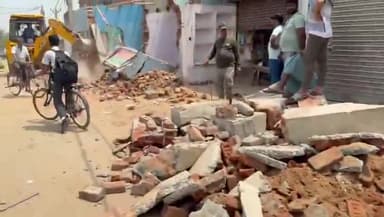 गोड्डा: गोड्डा पोस्टमार्टम रोड पर जिला प्रशासन ने चलाया बुलडोजर, अतिक्रमण हटाकर नाले का निर्माण किया जा रहा है