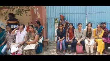 पूसा: बालिका उच्च विद्यालय में नामांकन नहीं होने से नाराज दर्जनों छात्रों अपने परिजनों के साथ गेट पर धरना पर बैठी #jansamsya