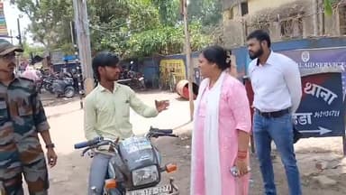 गोड्डा: नगर थाना गेट पर DTO अधिकारी ने चलाया सघन वाहन जांच अभियान, 10 गाड़ियों से ₹20 हजार जुर्माना वसूला