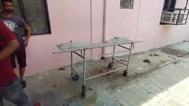 धौरहरा: लखीमपुर खीरी के पोस्टमार्टम हाउस में दिखी अव्यवस्था, टूटी स्ट्रेचर पर मृतक के शव को ढोने लिए परिजन हुए मजबूर #jansamasya