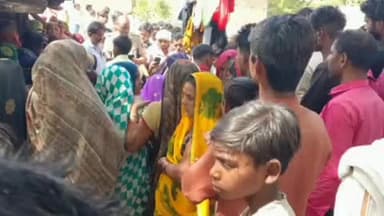 फूलपुुर: रैनी गांव में फंदे से लटकता मिला महिला का शव, पुलिस जांच में जुटी