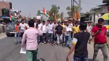 कोल: पहलगाम घटना के विरोध में करणी सेना ने खेरेश्वर चौराहे पर किया प्रदर्शन, आतंकवाद खत्म करने की मांग की